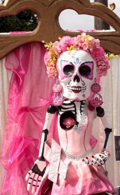 Çiçek ve iskelet Dia de los Muertos alter