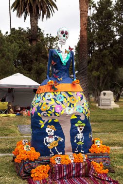 Çiçek ve iskelet Dia de los Muertos alter