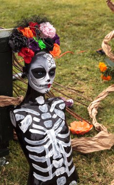 Çiçek ve iskelet Dia de los Muertos alter