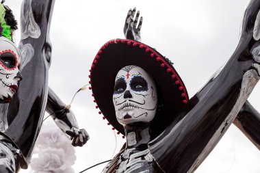 Çiçek ve iskelet Dia de los Muertos alter
