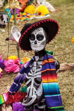 Çiçek ve iskelet Dia de los Muertos alter