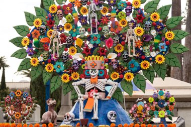 Çiçek ve iskelet Dia de los Muertos alter