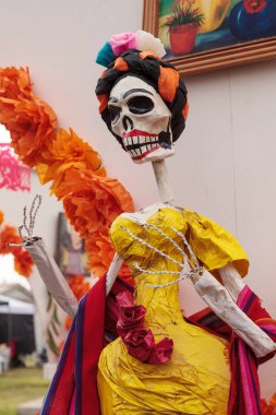 Çiçek ve iskelet Dia de los Muertos alter