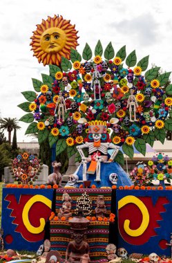 Çiçek ve iskelet Dia de los Muertos alter