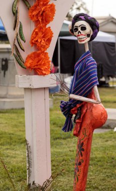 Çiçek ve iskelet Dia de los Muertos alter
