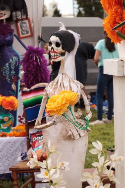 Çiçek ve iskelet Dia de los Muertos alter