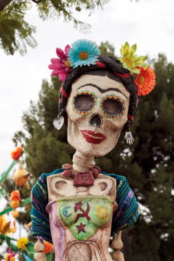 Çiçek ve iskelet Dia de los Muertos alter