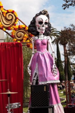 Çiçek ve iskelet Dia de los Muertos alter