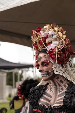 Dia de los Muertos iskelet kadın performans