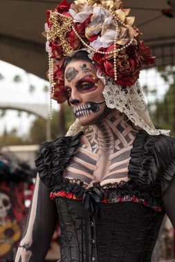 Dia de los Muertos iskelet kadın performans