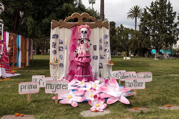 Blume und Skelett am dia de los muertos — Stockfoto