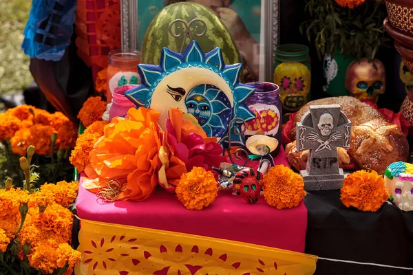 Flor y esqueleto alterados en el Dia de los Muertos — Foto de Stock