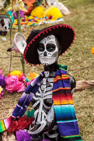 Bloem en skelet veranderen in Dia de los Muertos — Stockfoto