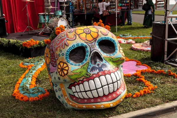 Flor y esqueleto alterados en el Dia de los Muertos — Foto de Stock