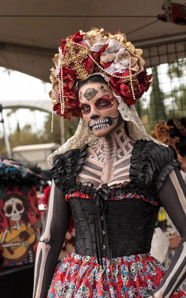 Skelett-Darstellerin bei dia de los muertos — Stockfoto