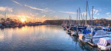 Günbatımı teknelerden Dana Point Harbor üzerinde 