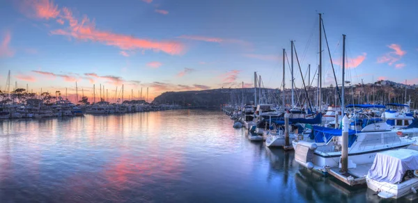 Pôr do sol sobre veleiros em Porto de Dana Point — Fotografia de Stock
