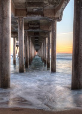 HDR günbatımı Huntington Beach iskelesinden arkasında 