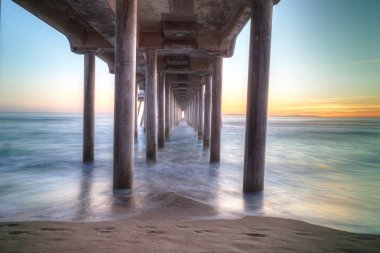 HDR günbatımı Huntington Beach iskelesinden arkasında 