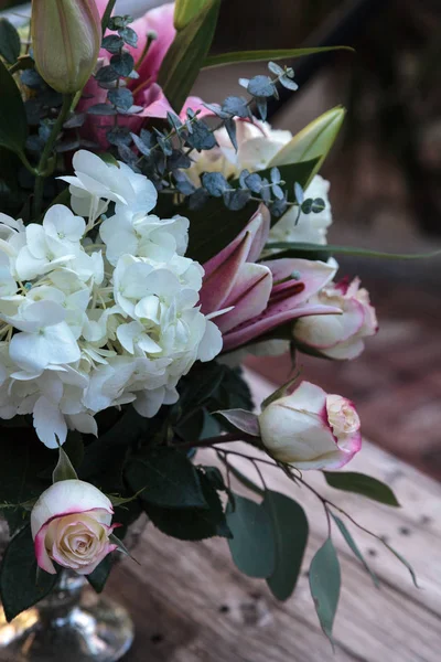Wedding bouquet of white and pink flowers — Stock Photo, Image