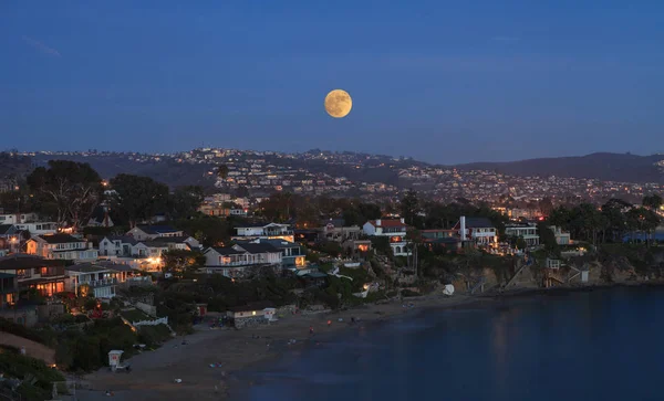 Super luna sobre Laguna Beach — Foto de Stock