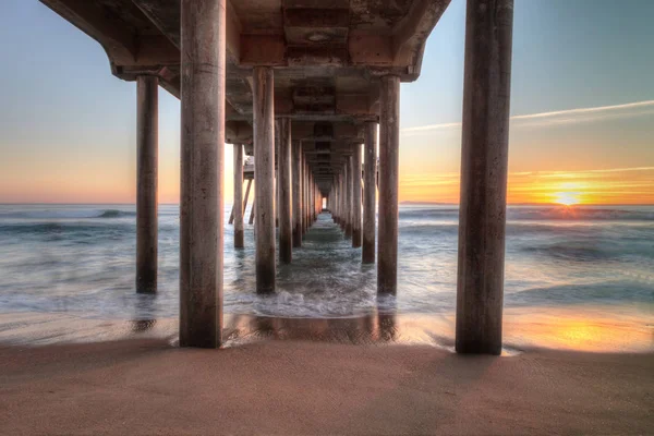 HDR Coucher de soleil derrière le quai de Huntington Beach — Photo