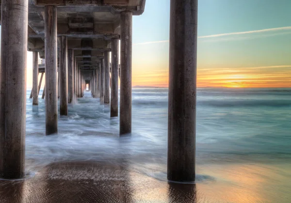HDR Puesta de sol detrás del muelle de Huntington Beach — Foto de Stock