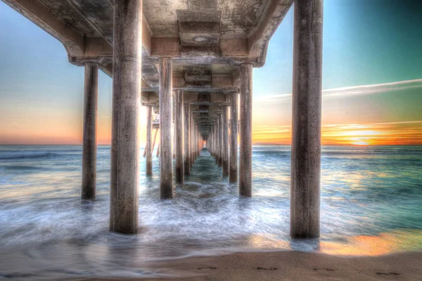 HDR Coucher de soleil derrière le quai de Huntington Beach — Photo