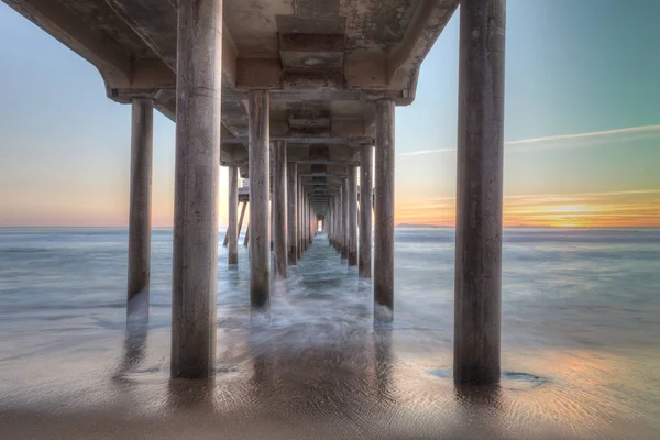 HDR západ slunce za molu na pláži Huntington — Stock fotografie