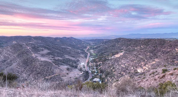 Laguna Canyon Road con montañas Saddleback en la distancia — Foto de Stock