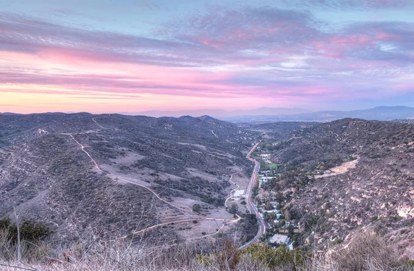 Laguna Canyon Road con montañas Saddleback en la distancia — Foto de Stock