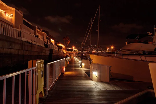 Färgglada holiday lights på en strandpromenad — Stockfoto