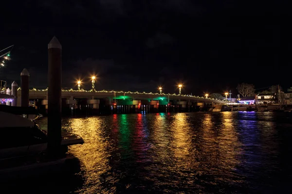 Luces coloridas de vacaciones en un paseo marítimo — Foto de Stock