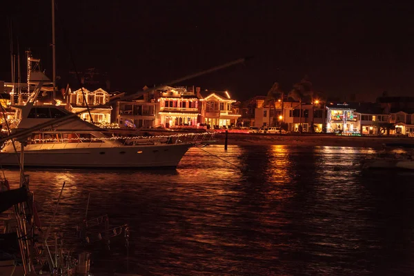 Bunte Urlaubs-Lichter auf Segelbooten — Stockfoto