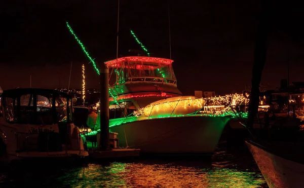 Coloridas luces navideñas en veleros — Foto de Stock