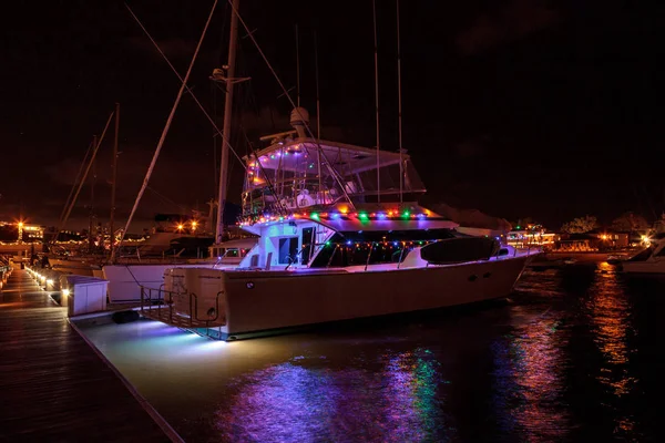 Bunte Urlaubs-Lichter auf Segelbooten — Stockfoto