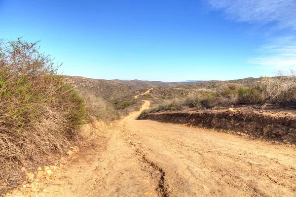 Wandelpad met uitzicht op de kustlijn van de Laguna Beach — Stockfoto