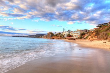 Sunset Pearl Street plajda kayalar üzerinde