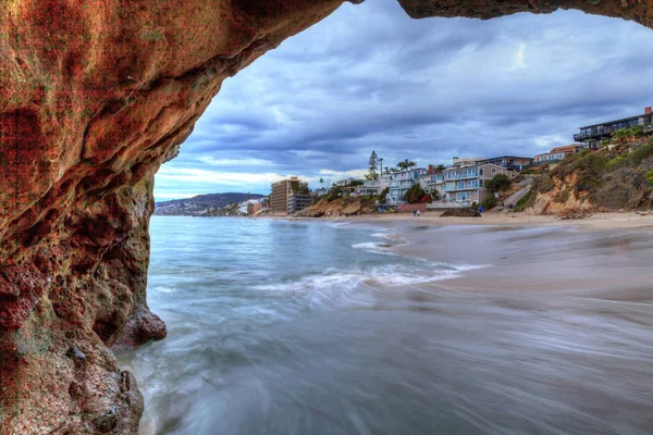 Pearl Street Beach a través de una cerradura de roca en Laguna Beach — Foto de Stock