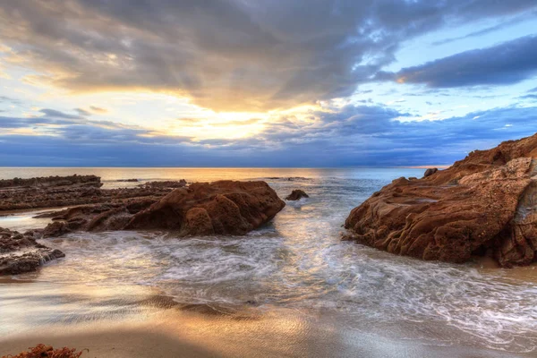 真珠の通りのビーチにある岩に沈む夕日 — ストック写真