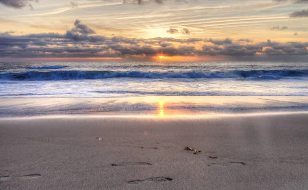 Захід сонця над океаном на одну тисячу кроки пляж — стокове фото