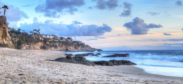 Tramonto sulla costa della spiaggia di Mille passi — Foto Stock