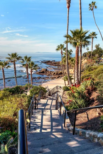 Heisler Park wandelpad met uitzicht op de kliffen van de kust van Laguna Beach — Stockfoto