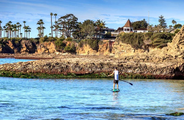 Paddleboarder sur une planche de surf sur l'océan — Photo