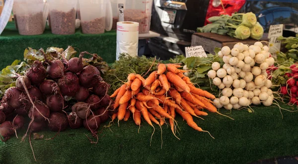 Vegyes zöldségekkel, egy gazdálkodó piac — Stock Fotó