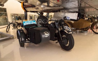 Gri 1944 Bmw R-75 motosiklet ve motosiklet sepeti 