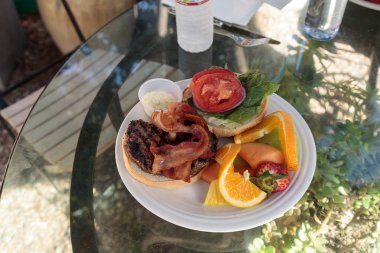 Hamburger kabarık ekmek çörek üstüne pastırma ile