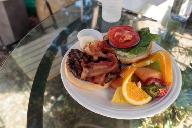 Hamburger kabarık ekmek çörek üstüne pastırma ile