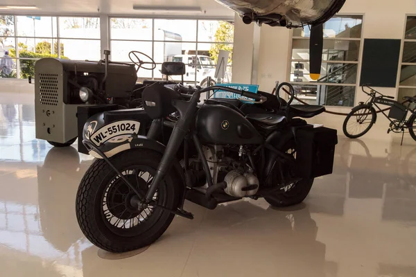 Šedý 1944 Bmw R 75 motocykl s postranním vozíkem — Stock fotografie