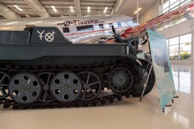 Mavi 1943 motosiklet Alman Nsu Kettenkrad Hk 101 izleniyor 